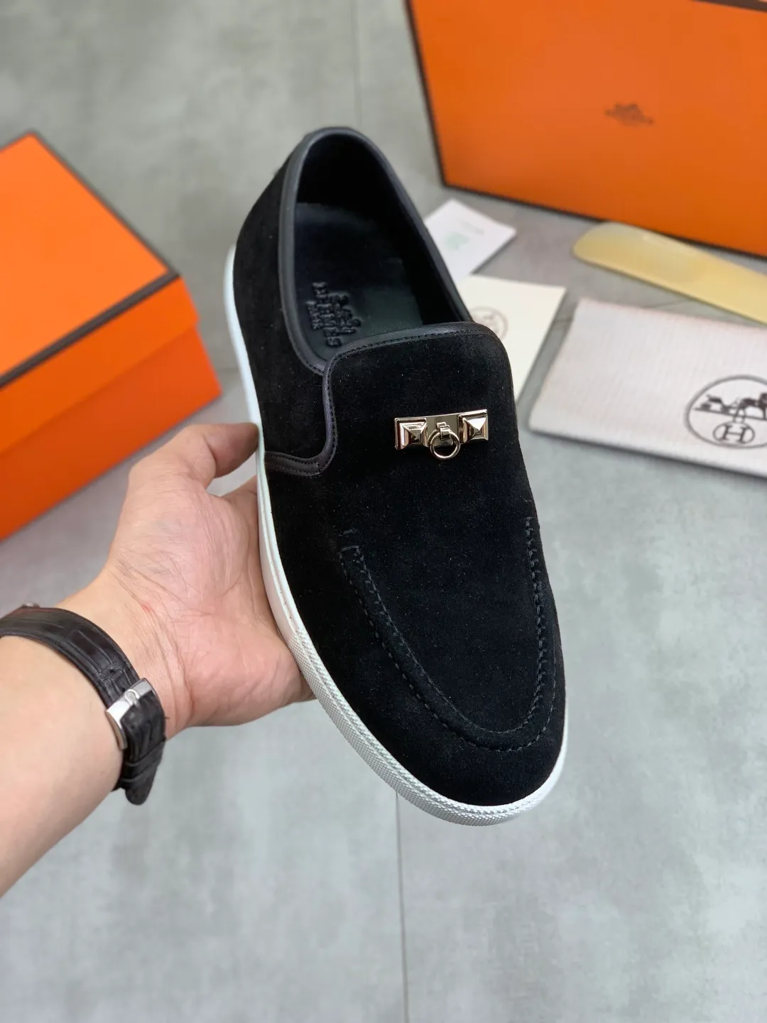 Factory price P600 New style Top version Original order Hermes Men's Drift Sneaker Spring new casual sports shoes Original purchase, development, production H family men's classic series, technical breathable fabrics with cowhide Casual sports shoes Casual sports dad shoes combine high-tech breathable materials and cowhide, H family exclusive button decoration on the side The outsole is full of H italic design and bright colors to show vitality and continue the brand design inspiration. Stroll around the city lightly and feel free and comfortable. Delivered in exquisite packaging🛍📦 ▪️Fabric: original customized breathable material + first layer of frosted cowhide ▪️Inner: cowhide feet ▪️Outsole: molded and evacuated PU+TPU material ▪️Size: 35-45 Multiple colors available Premium packaging